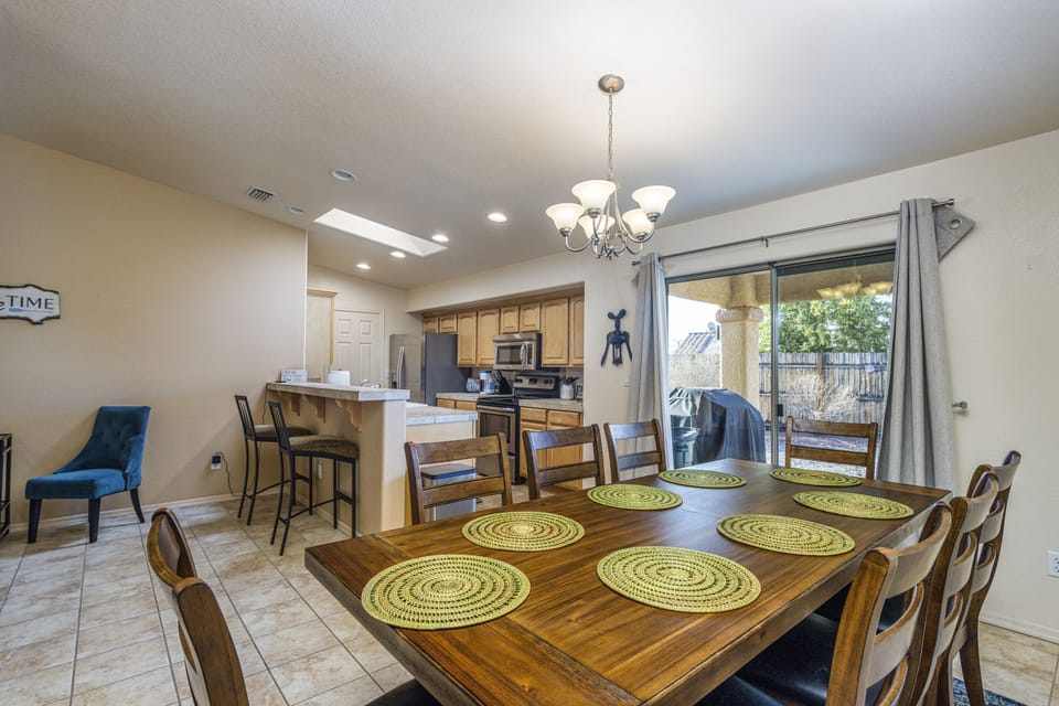 Large dining table, seats 6