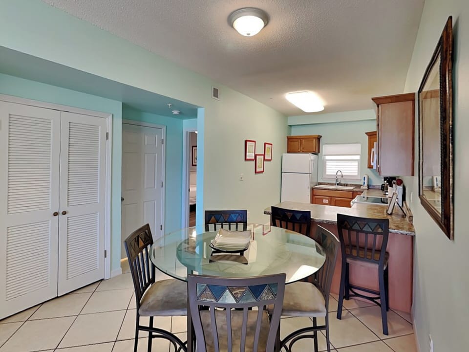 Dining Area - Table and Bar Seating
