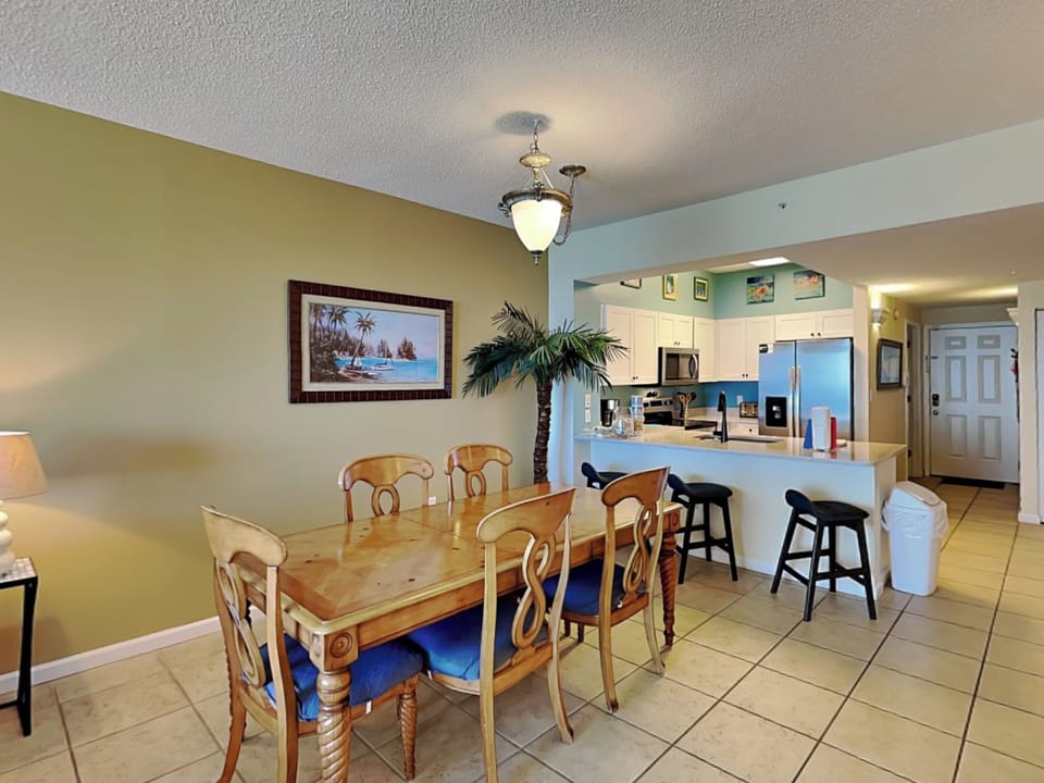 Dining Area - Table and Bar Seating
