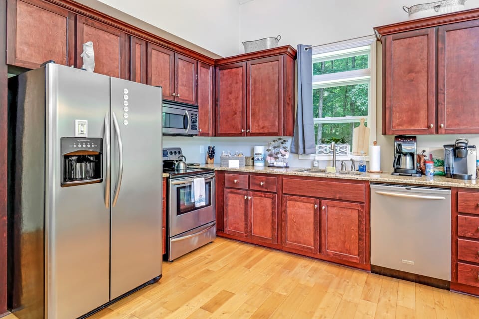 Fully equipped kitchen for cooking and baking. Coffee maker updated.