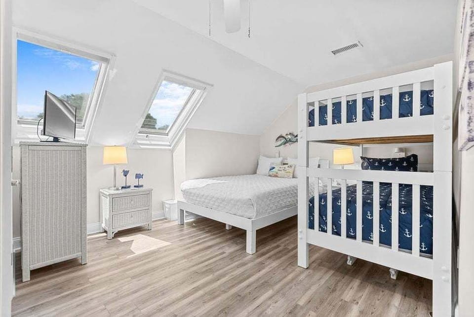 2nd guestroom on the 2nd floor Queen bed and twin bunks