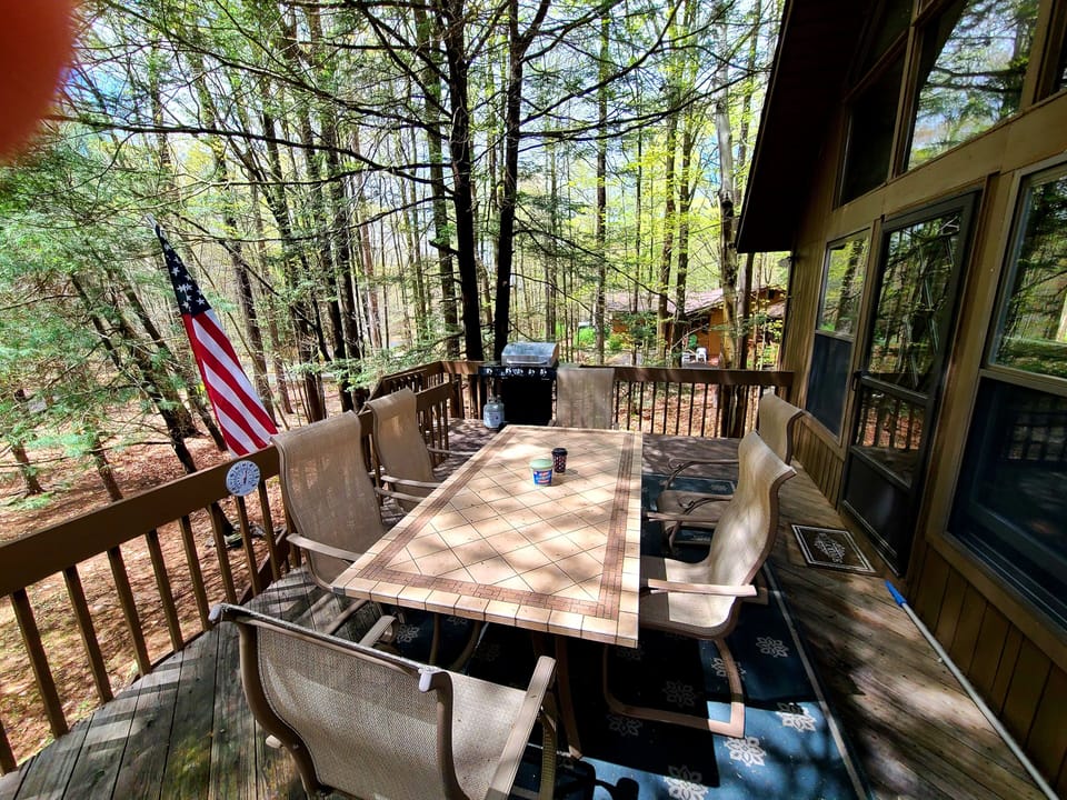 Outdoor Patio with seating for 6