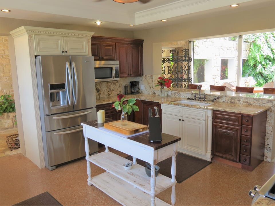 Exquisite Fully Stocked Kitchen 