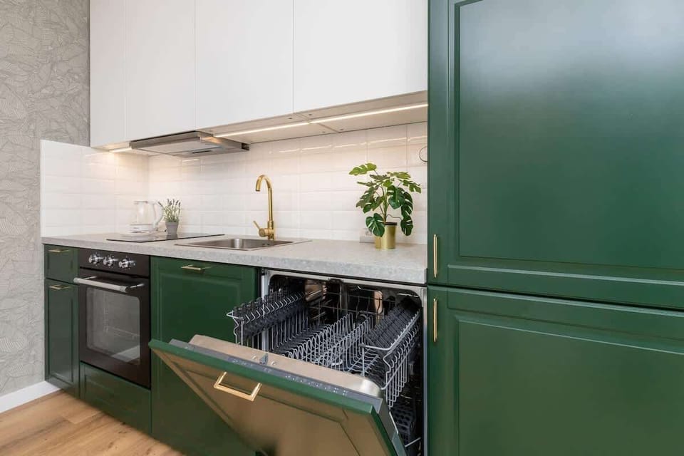 Kitchenette with a dishwasher, an oven, and a kettle.