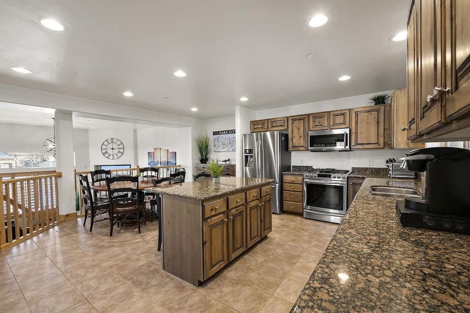 Full kitchen with appliances