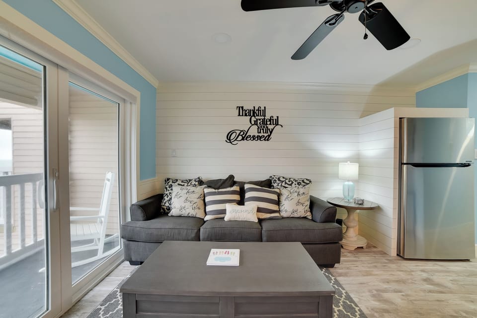 Living Room | Free WiFi | Central A/C | Cable TV