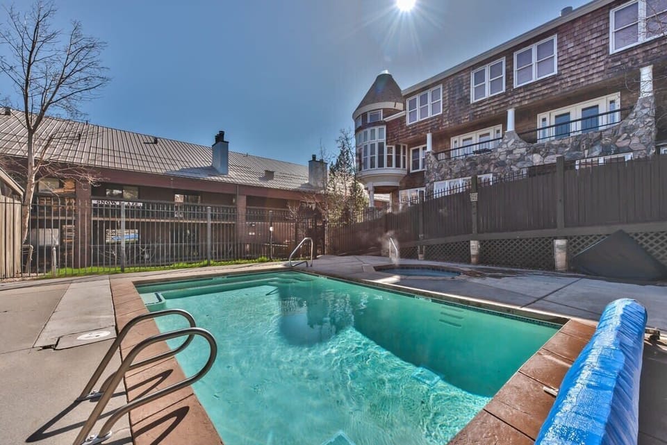 Common pool and hot tub for Snow Blaze - relax after a day on the mountain!