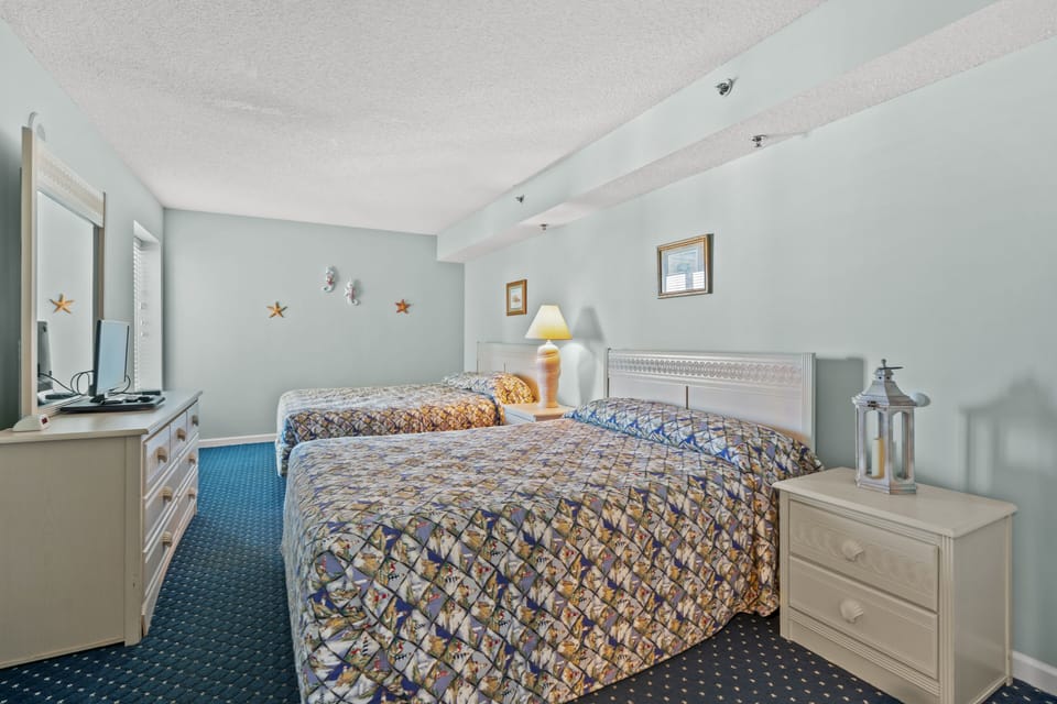 3rd Bedroom w/2 Queens