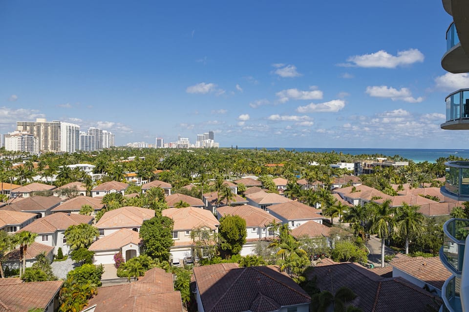 Your perfect and peaceful view from the balcony to remind that you're in Miami!
