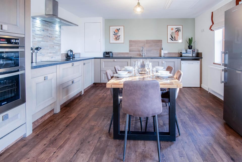 The Beacon - 3 Bedroom Cottage - Ludchurch (24554)