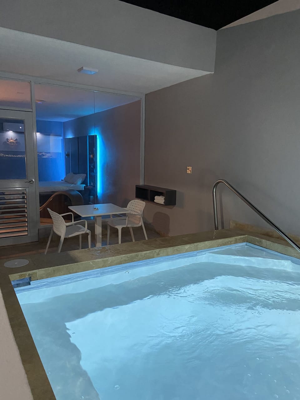 Indoor spa tub