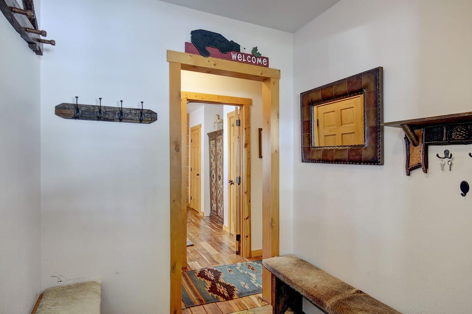 Entry way with plenty of space for jackets