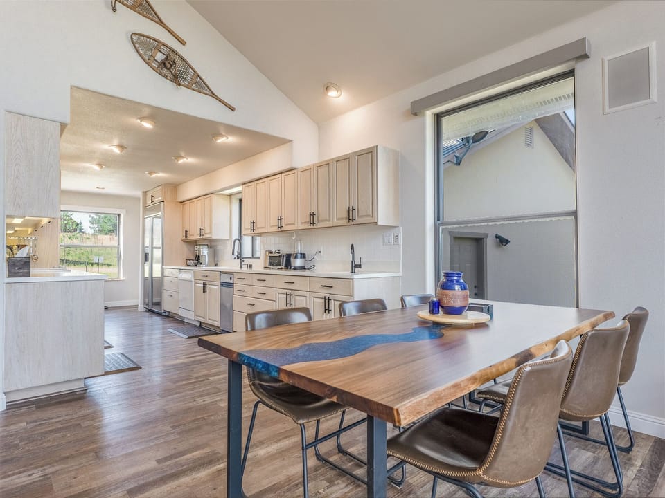 Ample dining area seating for 8, with an additional roll-out table for 4-6.