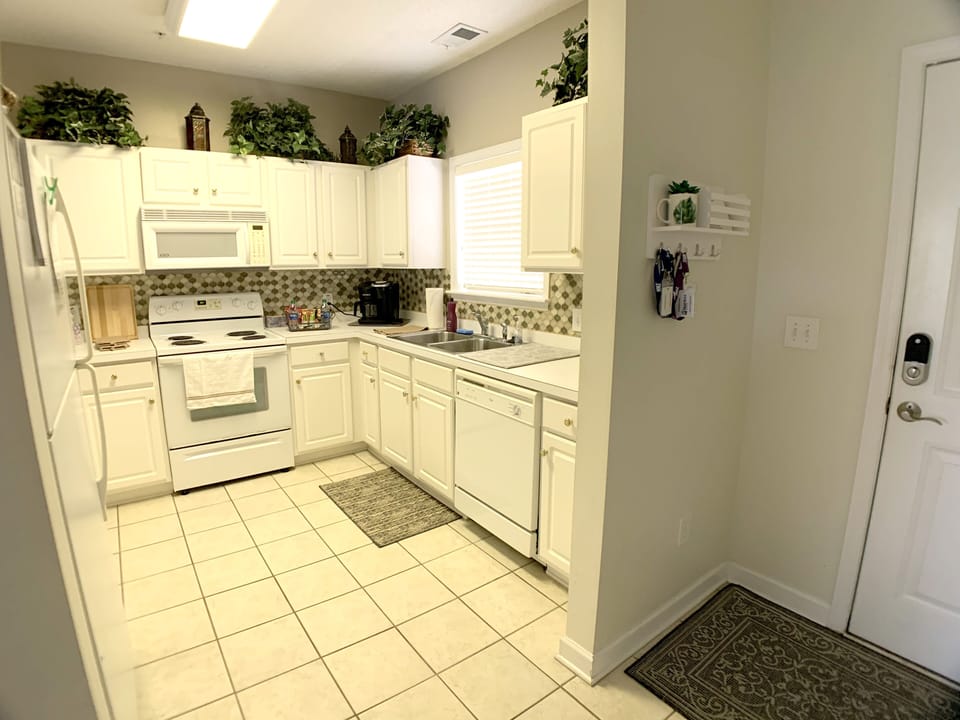 Kitchen/Foyer