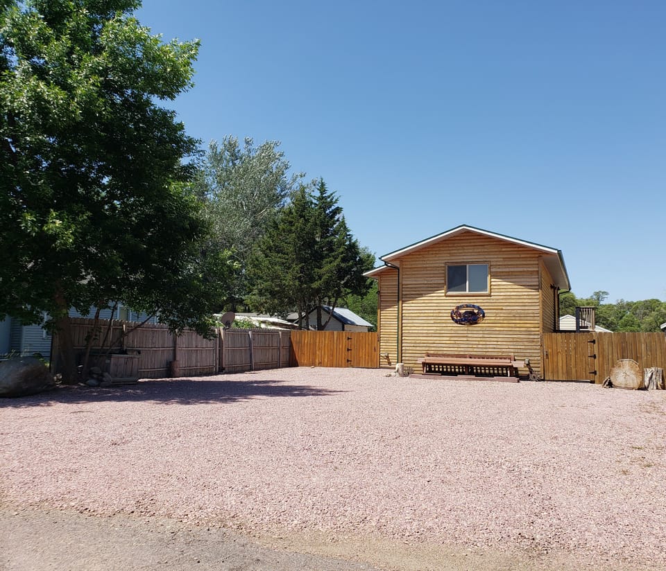 1 bedroom unit is on the left as you pull in the massive driveway