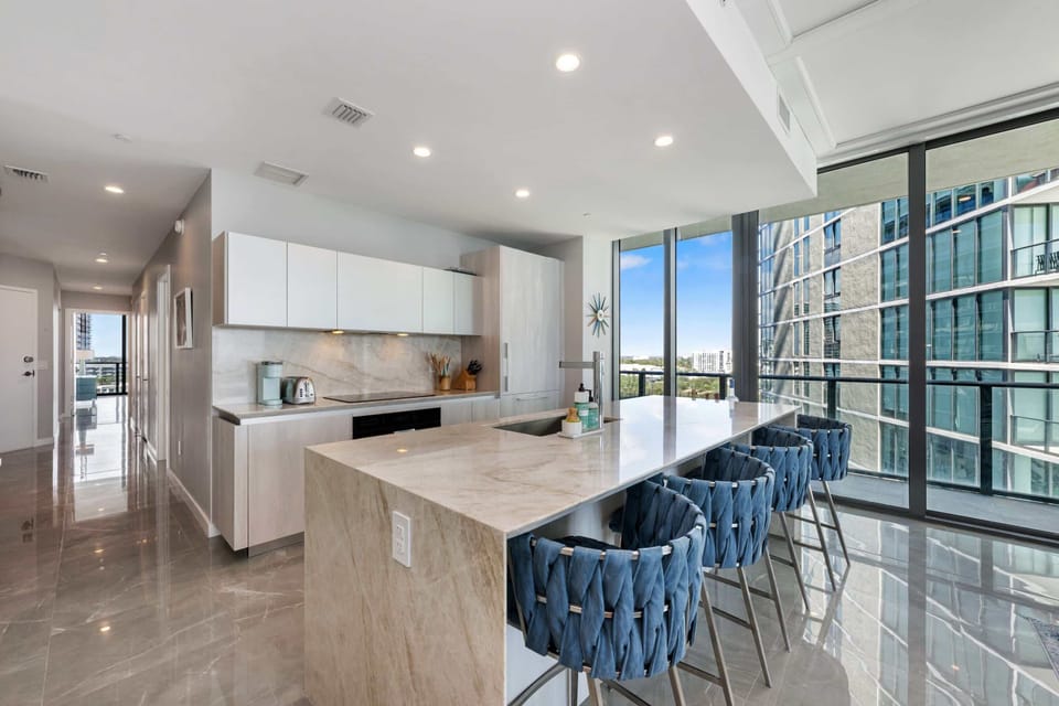✨ Open living space allows for guests to enjoy company in the kitchen while watching television or enjoying a cup of coffee.
