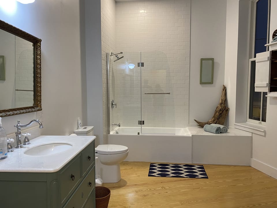 Full bath with soaking tub