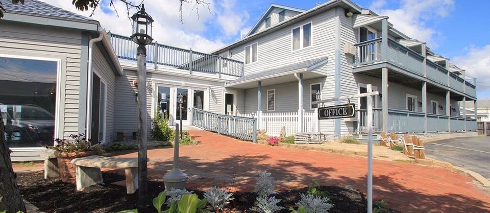 An exterior view of the Bellevue and main entrance area to the office