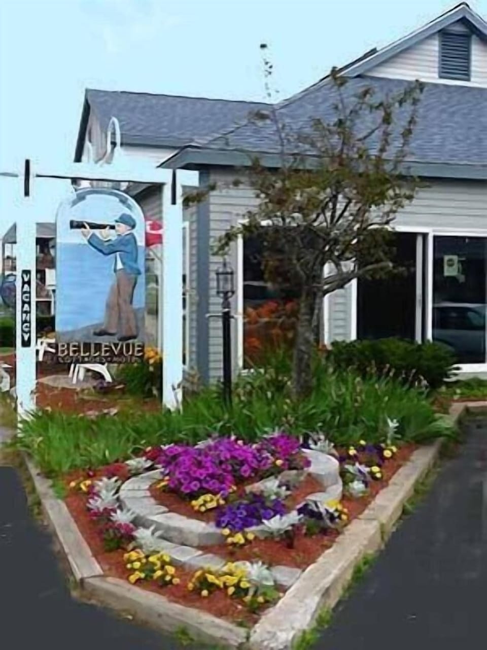The Bellevue, situated on Mile Rd, is just a one-minute walk to Wells Beach