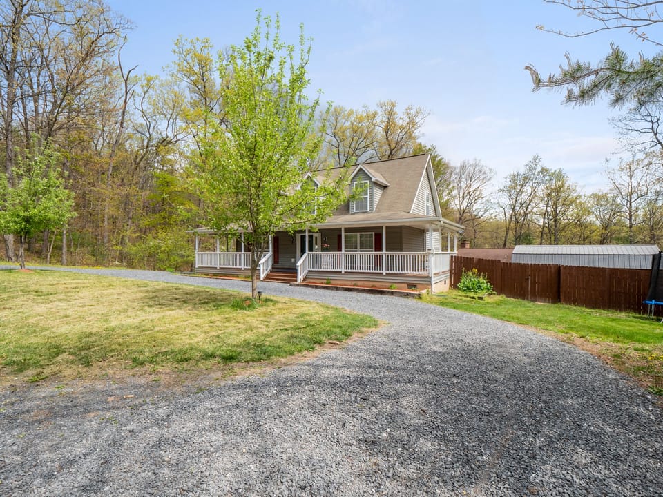 360 degree driveway for easy access, can hold up to 6 cars
