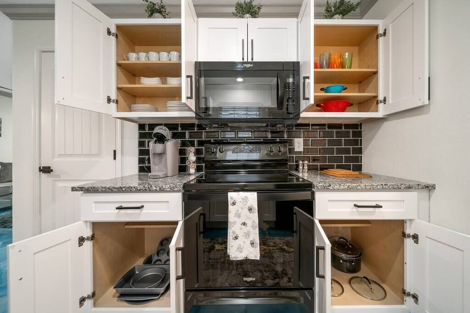 Fully Equip Kitchen (2)