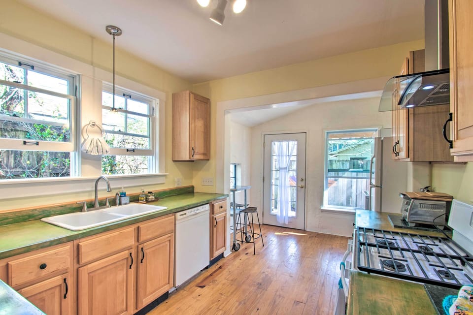 Full Equipped Kitchen | Patio Access | Spices | Crock-Pot