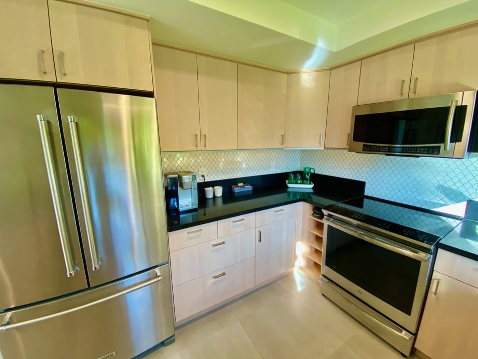 State of the art kitchen and complimentary Starbucks K-pods and Numi teas