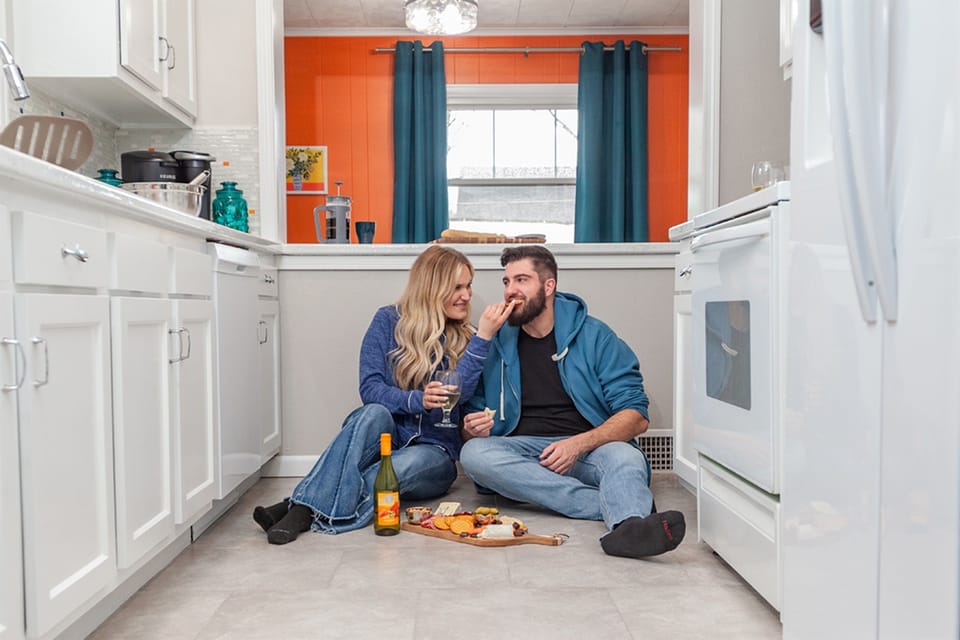 You'll feel right at home in this vacation rental, so clean you can eat off the floor!   But we recommend the dining room for most guest so you can enhjoy the view into the private backyard.