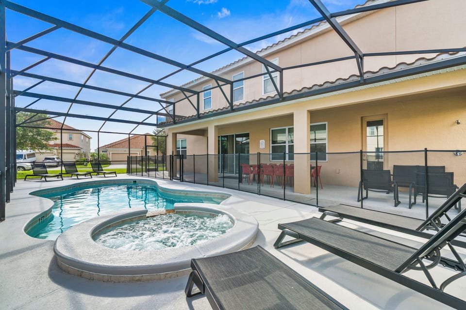 Screened Resort-Style Pool and Spa w/ Loungers