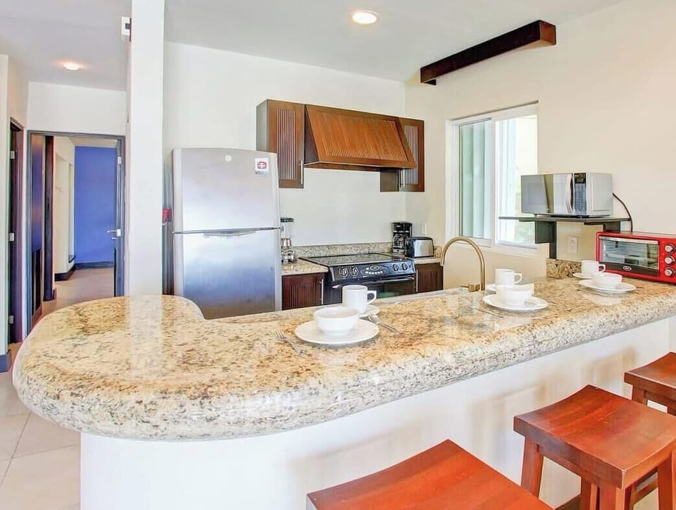 Breakfast bar seating to chat it up w/the chef!
