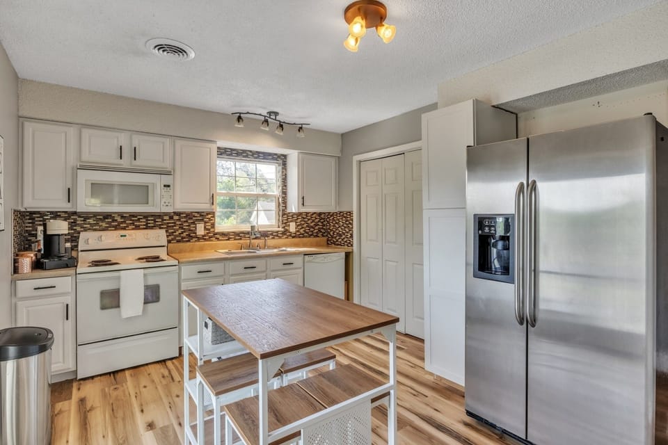 Hardwood, Flooring, Room, Indoors, Kitchen