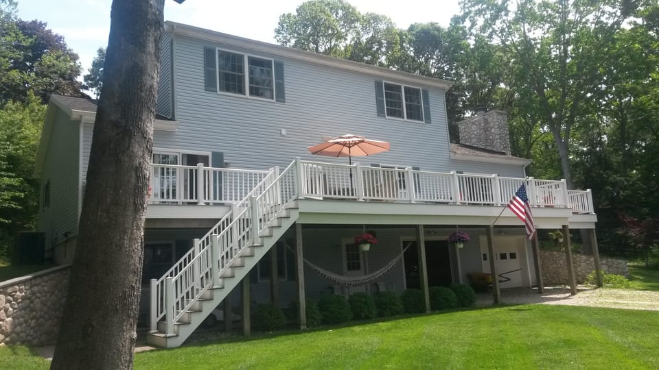 Northern exposure with waterviews facing the bay w/ 2 car garage, finished walk out basement w/ full bath.