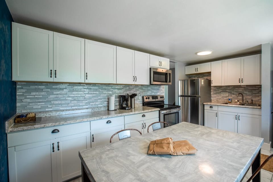 Dining Table and Kitchen for 4 guests