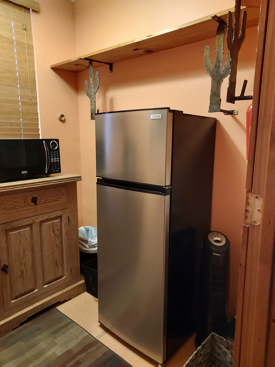 Medium Sized Refrigerator/freezer 