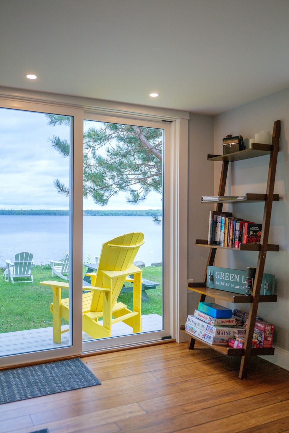 Sunny reading nook, games and direct lawn access