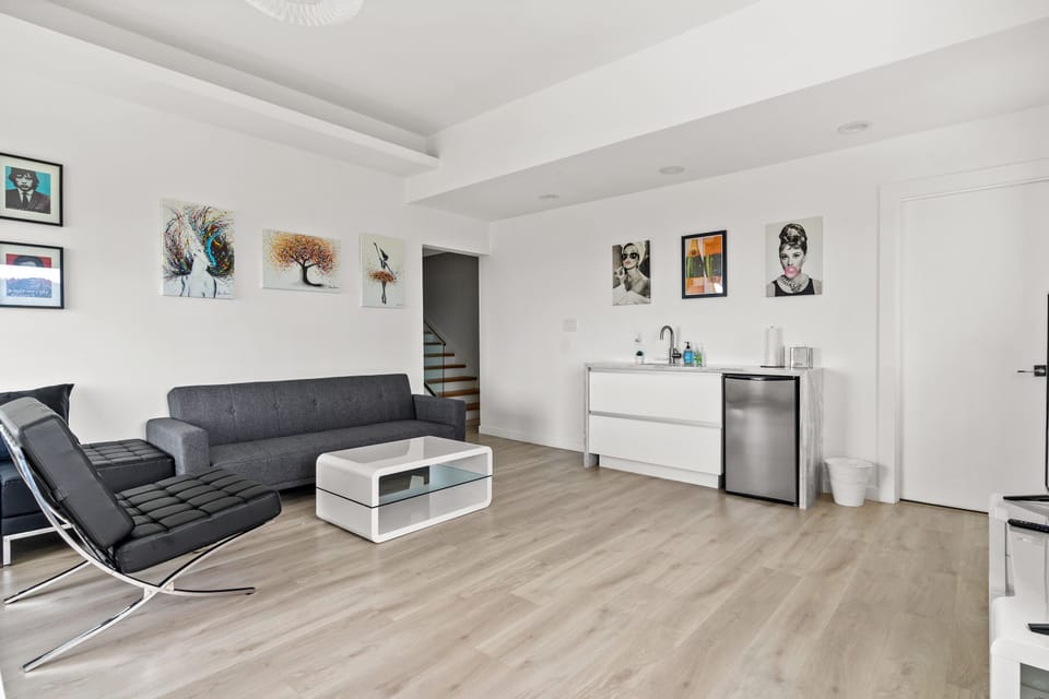 Bottom lvl. sitting/living room