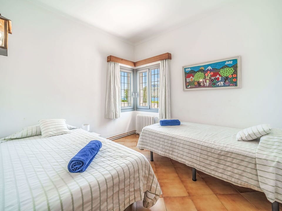 Bedroom, Bed, Floor, Interior Design, Furniture, Flooring, Bed Sheet, Bedding, Home, Ceiling