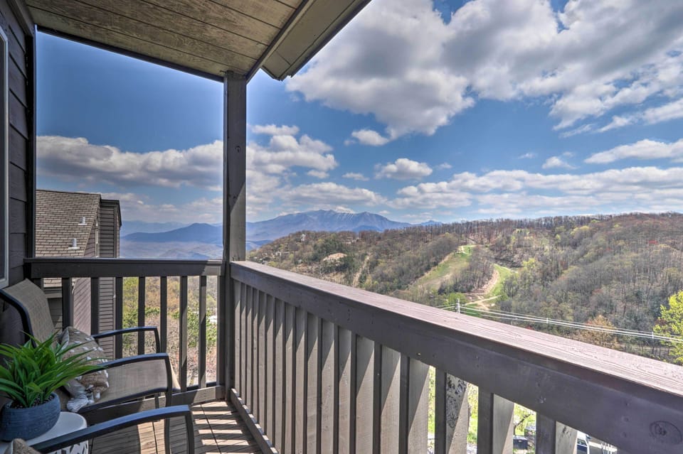 Gatlinburg Vacation Rental Condo | 3BR | 2BA | 930 Sq Ft | Stairs Required