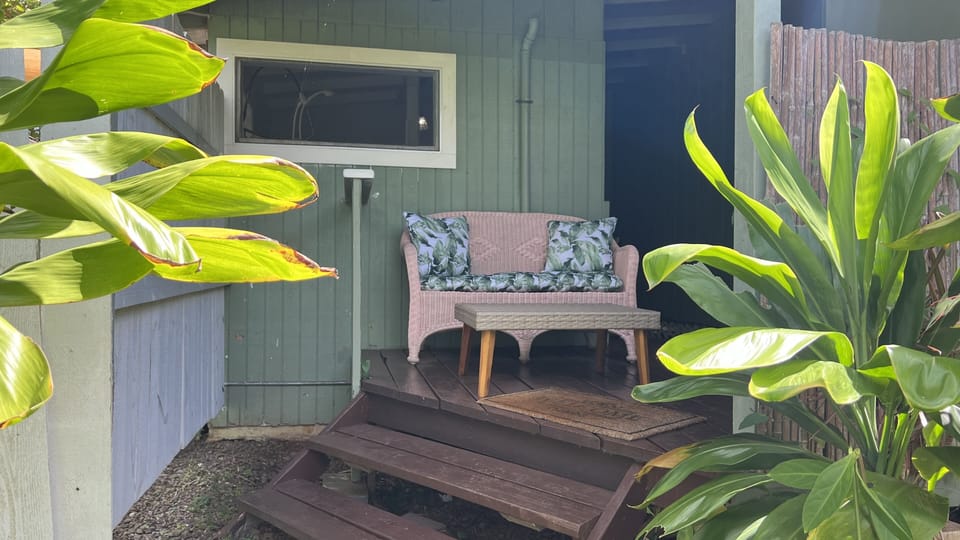 Back porch relax and enjoy the majestic Kalalea mountain.