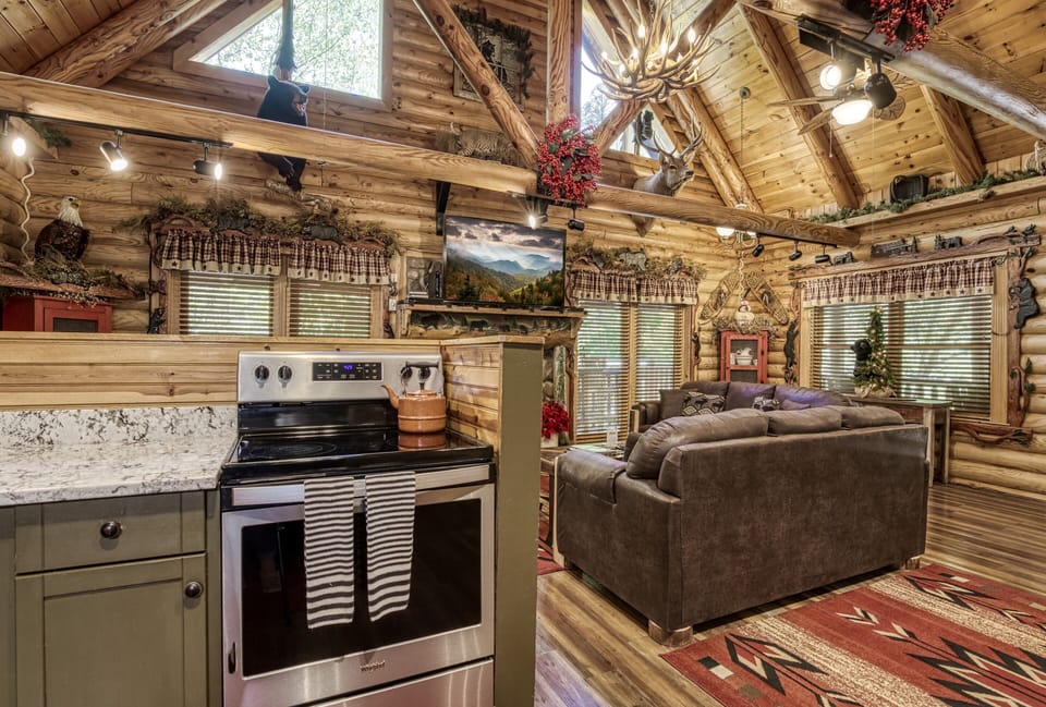 Pigeon Forge Cabin on the River - Creekside Lodge - Fully furnished kitchen and living room