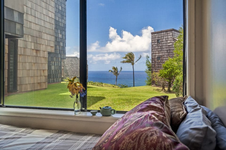 Sealodge F1 | Kauai Kahuna Vacation Rentals | window bed with oc - Sealodge F1 | Kauai Kahuna Vacation Rentals | window bed with ocean view