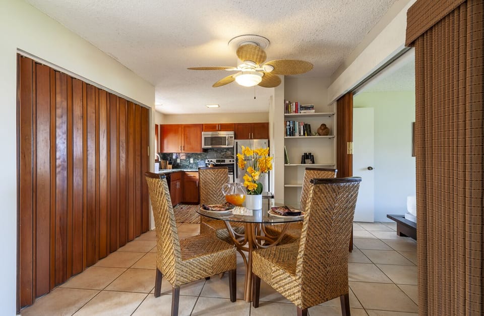 Kauai Kahuna Vacation Rentals | Sealodge F1 | dining area - Kauai Kahuna Vacation Rentals | Sealodge F1 | dining area