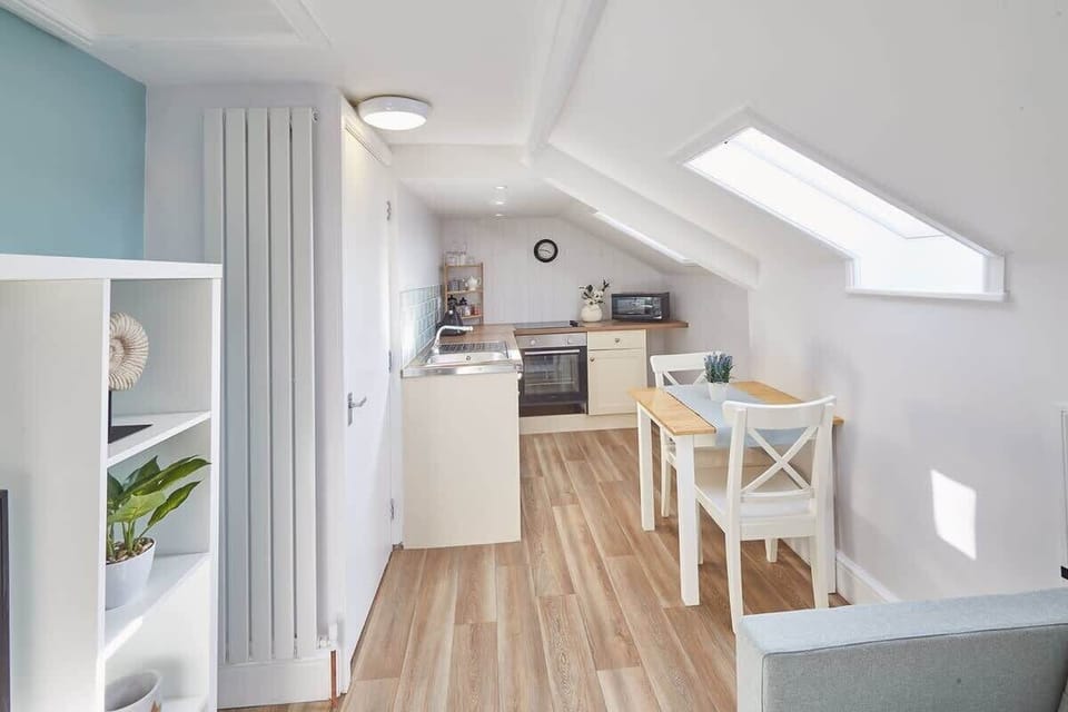 Cooks Cabin, Whitby - Host & Stay