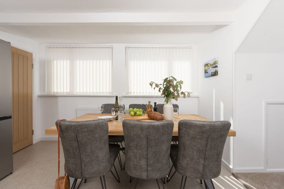 Dining area for six people - Bridge Apartment