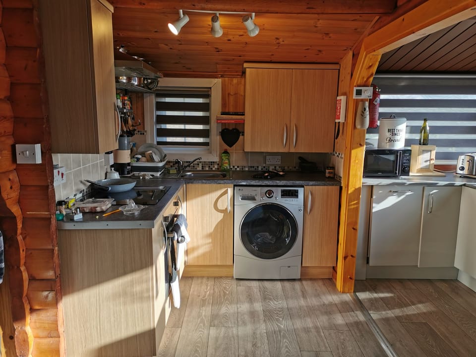 Kitchen area with cooker washer dryer and integrated dishwasher and exstractor 