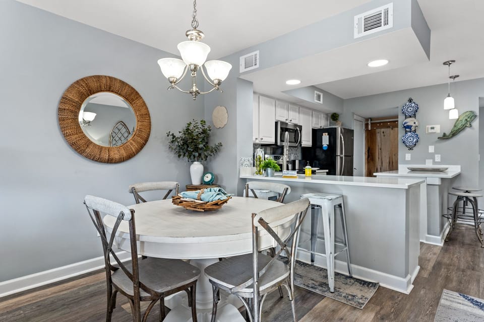 Dining Seats 4