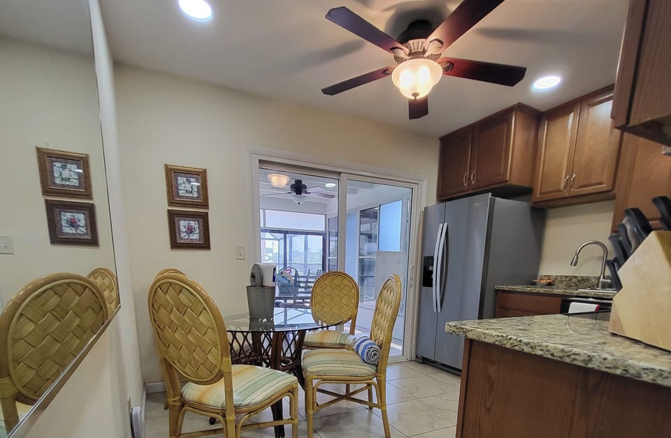 Kitchen seats 4