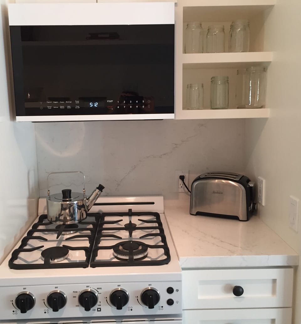 High capacity gas burner cooktop and oven.  