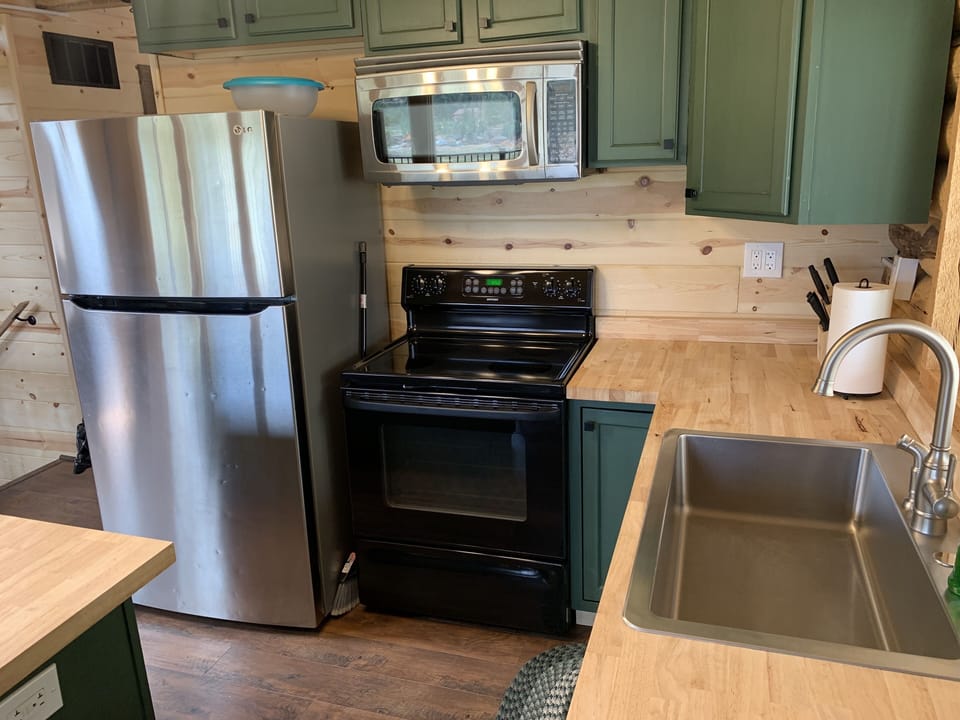 Fridge/Freezer, Oven, Stove, Microwave, Toaster, Coffee Maker, Utensils