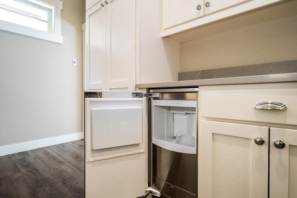 Laundry room with ice machine
